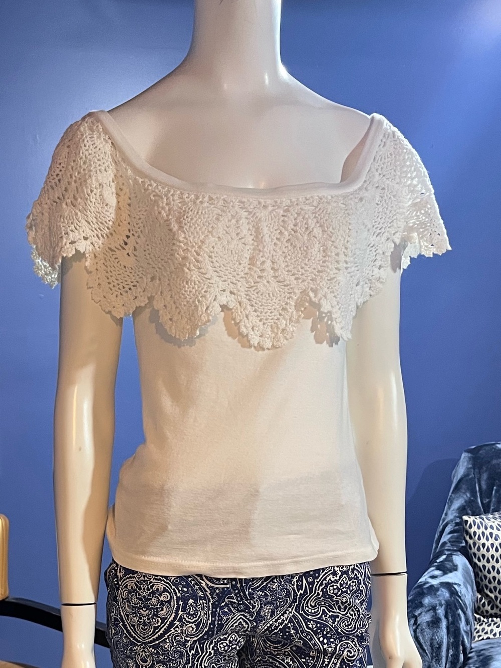 Newport News White Top W Crochet Scalloped Collar -Non Smoking Home  NWOT Size S